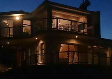 To Let 4 Bedroom Property for Rent in Wavecrest Eastern Cape